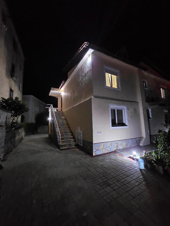 בראט Aliaj Guest House מראה חיצוני תמונה
