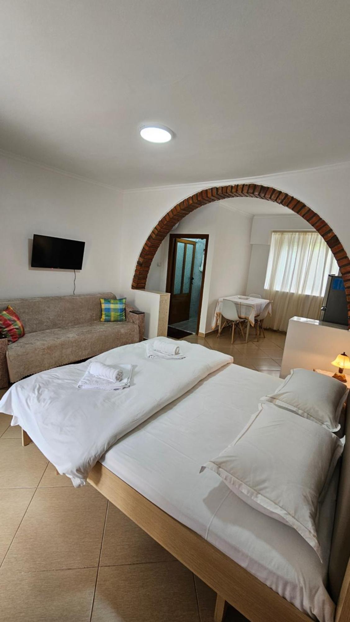בראט Aliaj Guest House מראה חיצוני תמונה