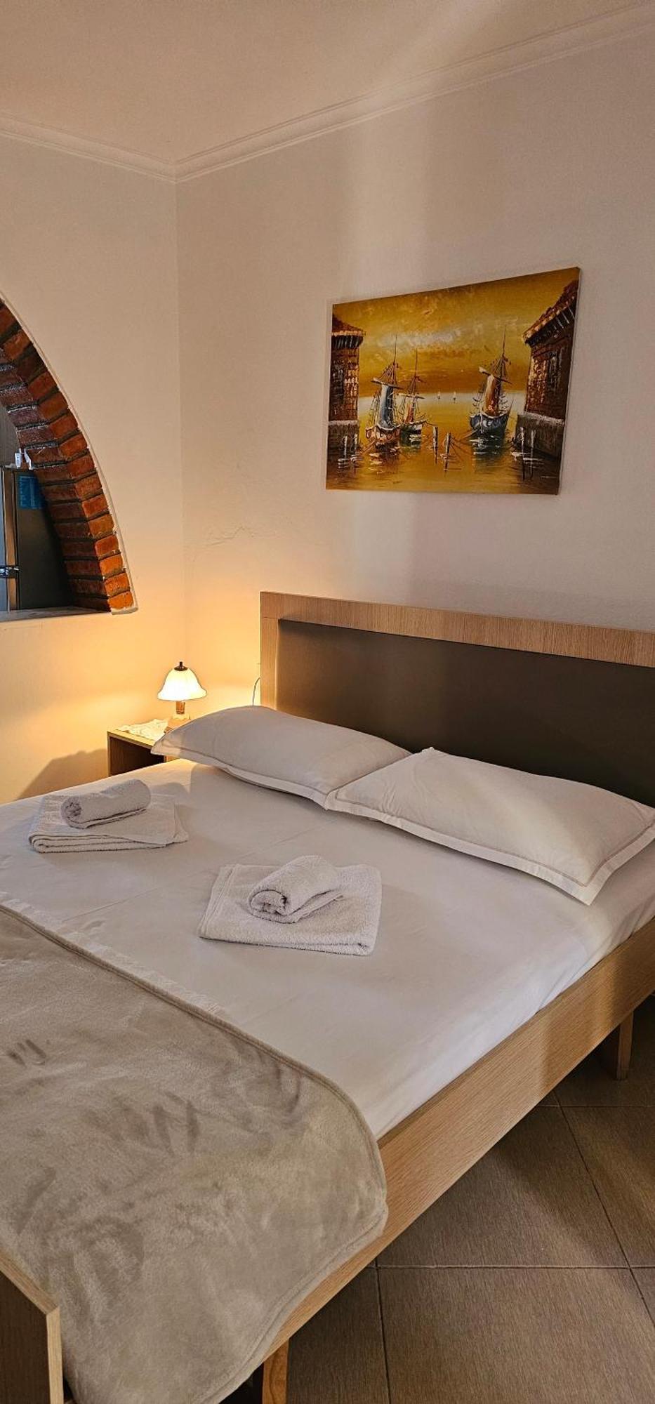 בראט Aliaj Guest House מראה חיצוני תמונה